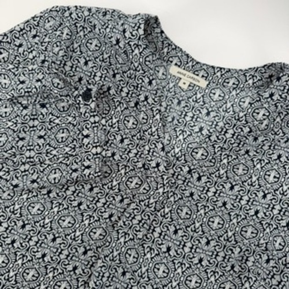 Anne Carson Womens Navy White Geometric Print V-Neck Roll Tab Sleeve Blouse M